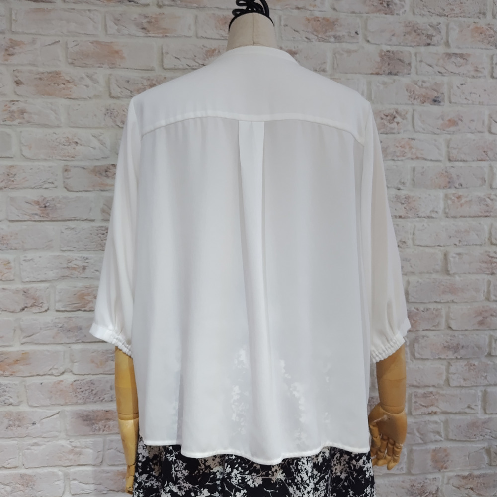 胸元を美しく見せるスキッパーVネックインタックブラウス11