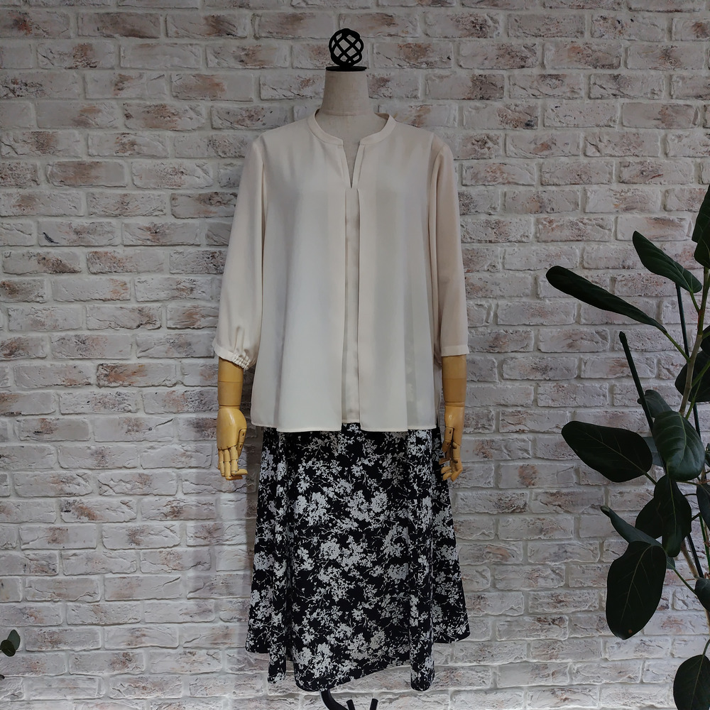 胸元を美しく見せるスキッパーVネックインタックブラウス2