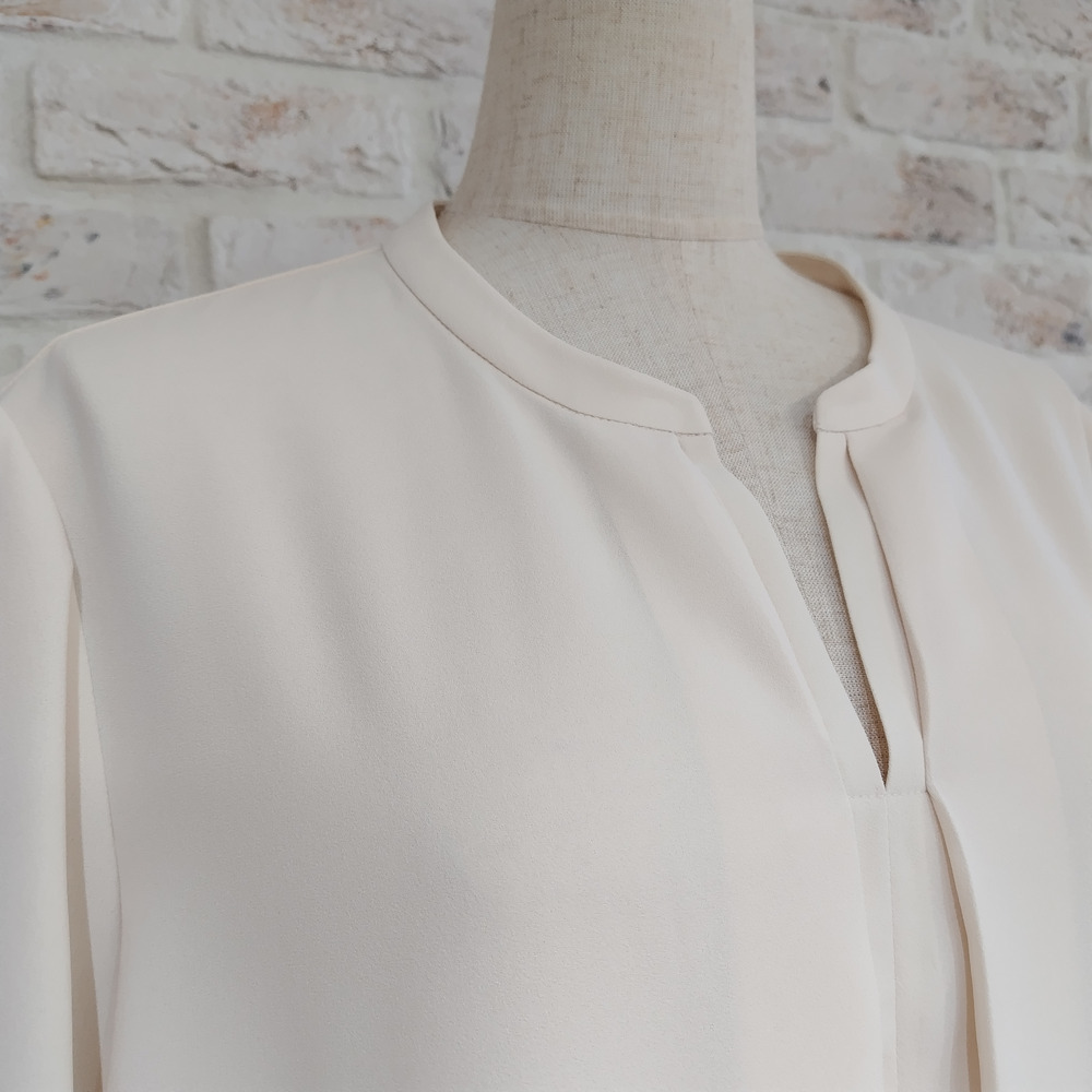 胸元を美しく見せるスキッパーVネックインタックブラウス3