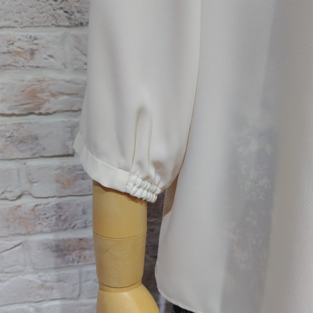 胸元を美しく見せるスキッパーVネックインタックブラウス4