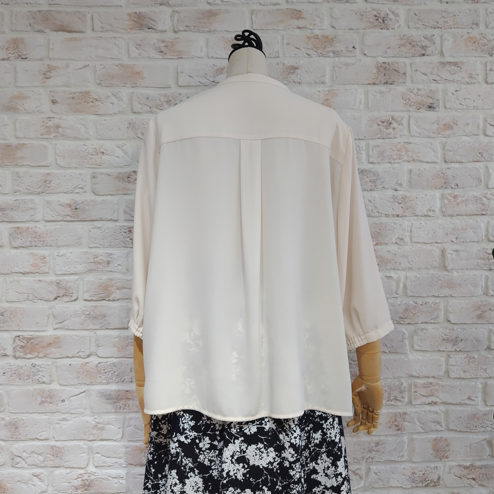 胸元を美しく見せるスキッパーVネックインタックブラウス5