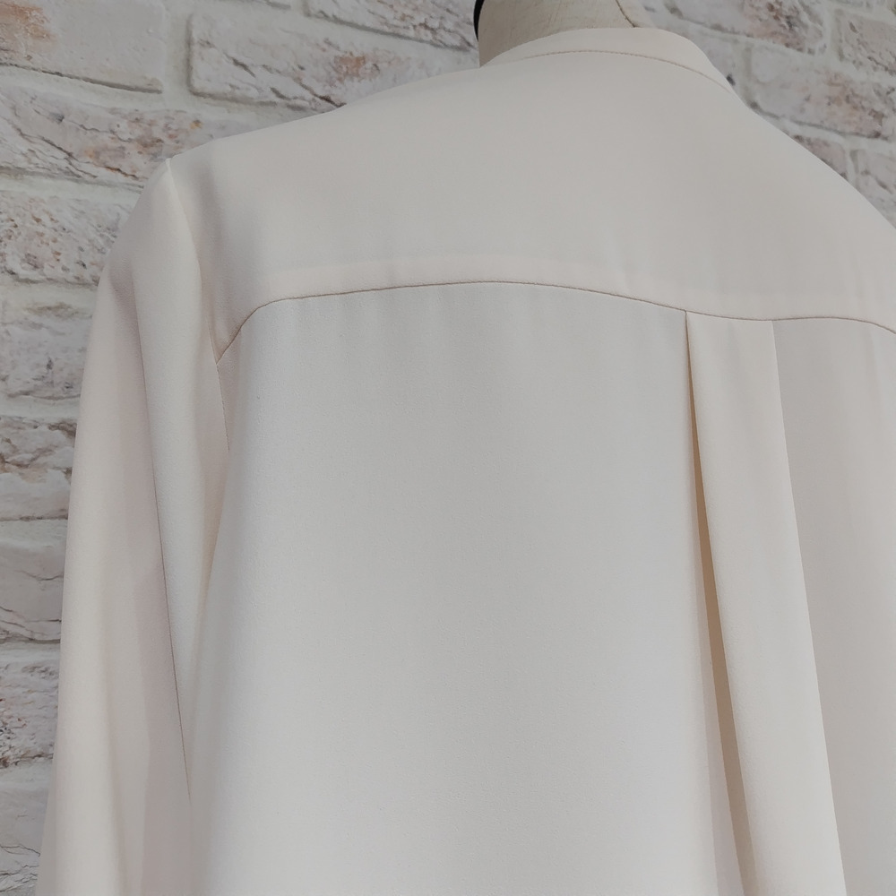 胸元を美しく見せるスキッパーVネックインタックブラウス6