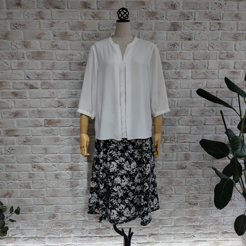 胸元を美しく見せるスキッパーVネックインタックブラウス7