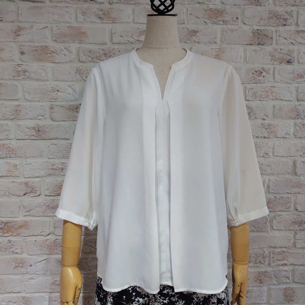 胸元を美しく見せるスキッパーVネックインタックブラウス8