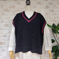 Vネックケーブルニット