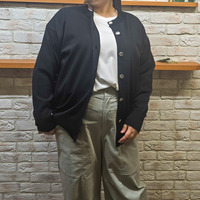 バックロゴニットカーデ