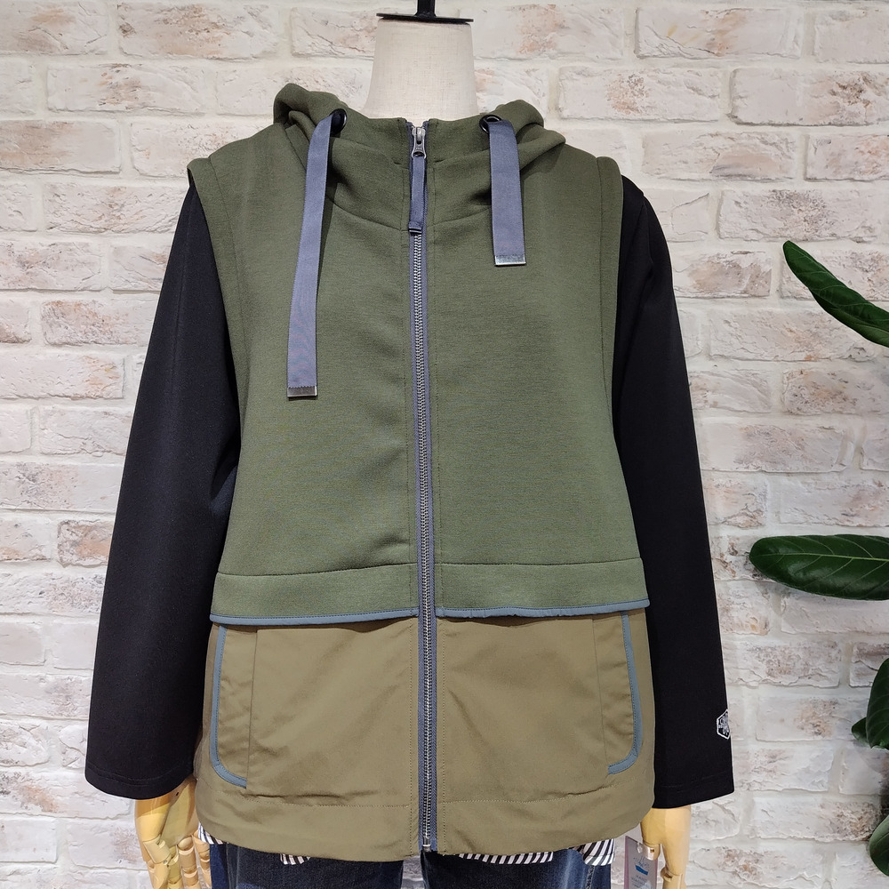 異素材ドッキングフード付きベスト1