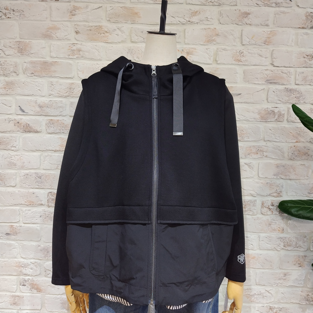 異素材ドッキングフード付きベスト1