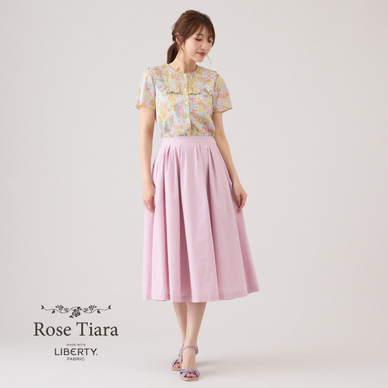 ・Hand wash OK LIBERTYのCiaraを使用したヨーク切替とフリルがおとな可愛いブラウス。 上質なシルクのつやと手触りをコットンで再現するために英国リバティ社が独自に開発したローン素材