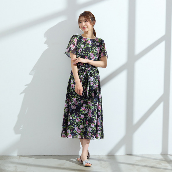 ・Hand wash OK シアーなシャドーチェックが夏らしい清涼感と陰影感を醸し出すローズプリントが愛らしいフィット＆フレアシルエットのワンピース。 ウエストリボンは前後どちらでも結べ、外すことも可