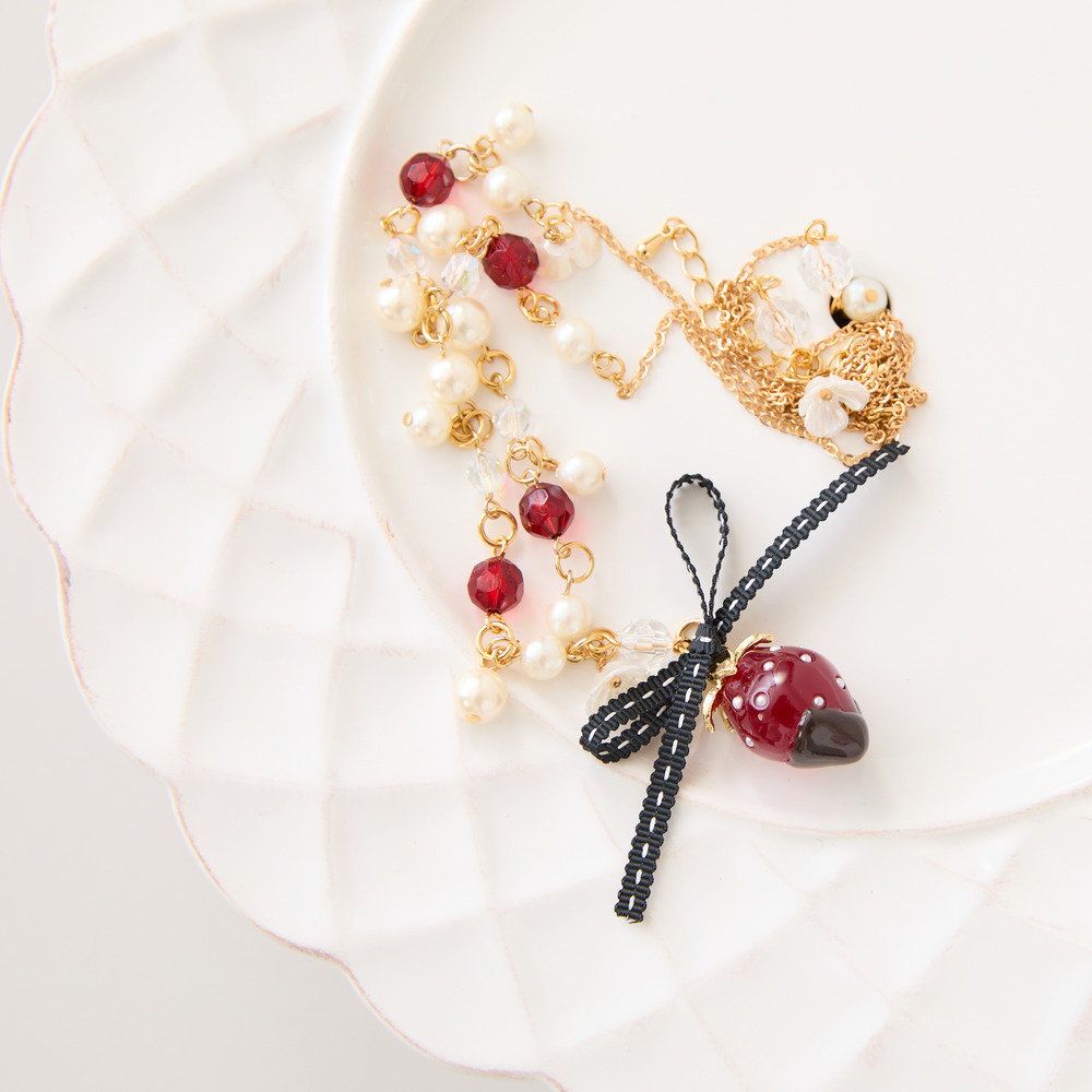 チョコがけいちごのネックレス