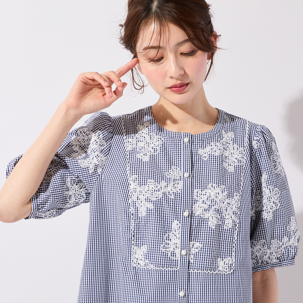 ギンガムチェック刺繍パフスリーブブラウス