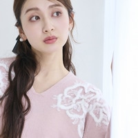レース×ビーズ使いVネックニットプルオーバー