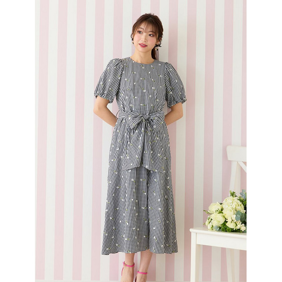 ・Hand wash OK 小さなチューリップ刺繍にストライプとギンガムチェックが夏らしいフィット＆フレアシルエットのワンピース。 ふんわりとしたお袖とリボンでメリハリをつけたフィット＆フレアが夏らし