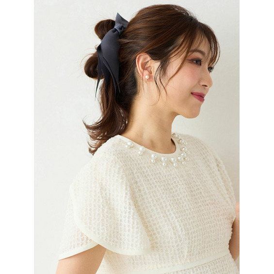 ・Hand wash OK 凸凹の立体感があるフェザーシフォンを使用した上品なブラウス。 シフォン素材にフェザー糸で格子柄にステッチを入れた軽やかな風合い。 お袖はふんわりと重なったデザインが愛いらし