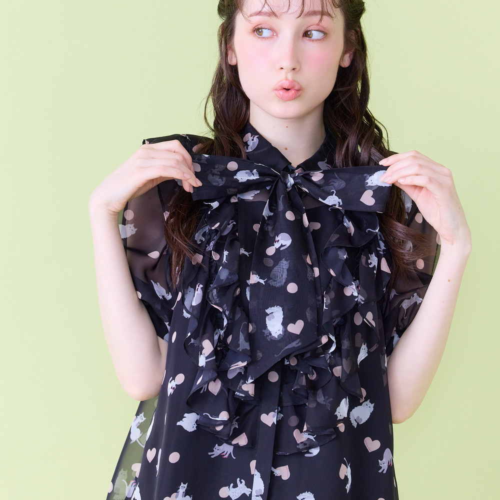 にゃんこプリントブラウス