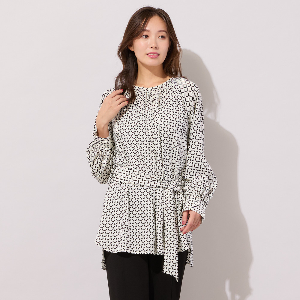 【手洗いOK】幾何柄・リボンタイ・ギャザーブラウス