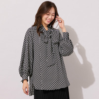 【手洗いOK】幾何柄・リボンタイ・ギャザーブラウス