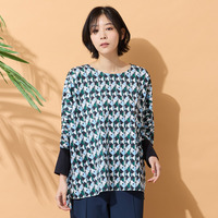 【手洗いOK】ドルマンスリーブ・幾何プリントブラウス