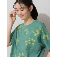 フラワー刺繍・サイドスリットＴシャツ（グリーン）