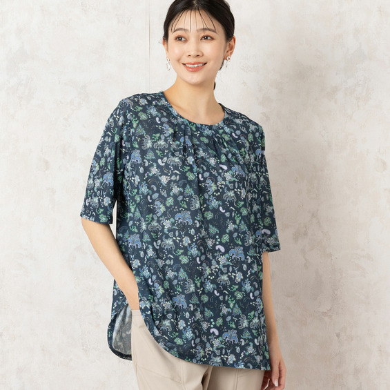 ■商品紹介■ 【大きいサイズ】【L/LL/3Lサイズ】【洗える】【アンサンブル対応】 ◆人気素材のトップスにミゼールオリジナルの更紗柄が新登場！◆ 薄手でサラッとした軽い肌触りが魅力のカットソー。 落