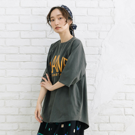 【sab street my standard】(サブストリートマイスタンダード) 光沢感のある箔プリントが目を惹く、ヴィンテージ風ロゴプリントTシャツ。 肌触りの良いコットン素材を使用し、快適な着心