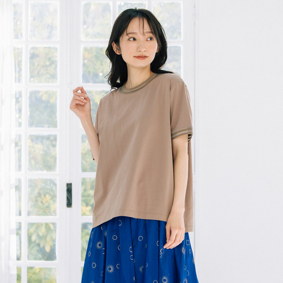 【sab street my standard】(サブストリートマイスタンダード) さりげない透け感が女性らしさを引き立てるシアーリブTシャツ。 袖口と首周りのシアーリブが上品なでコーディネートのアク