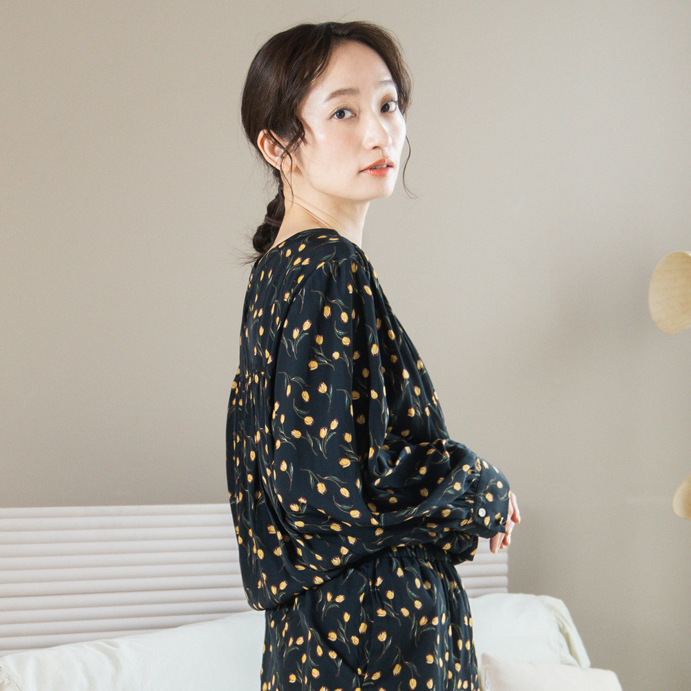 パウダーサテンチューリッププリントブラウス