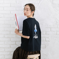 21号(6L～) [Rogique]THE MACMILLAN Alice アリスバックプリントスペード刺繍Tシャツ
