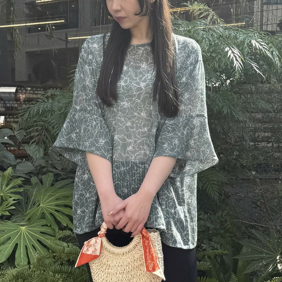シアー素材×フラワープリントの大人可愛いプルオーバーブラウス [商品説明] 女性らしさを引き立てる、シアー素材のプルオーバーブラウスです。 ストライプ織り柄が施された楊柳シフォン生地に、シックなフラワ