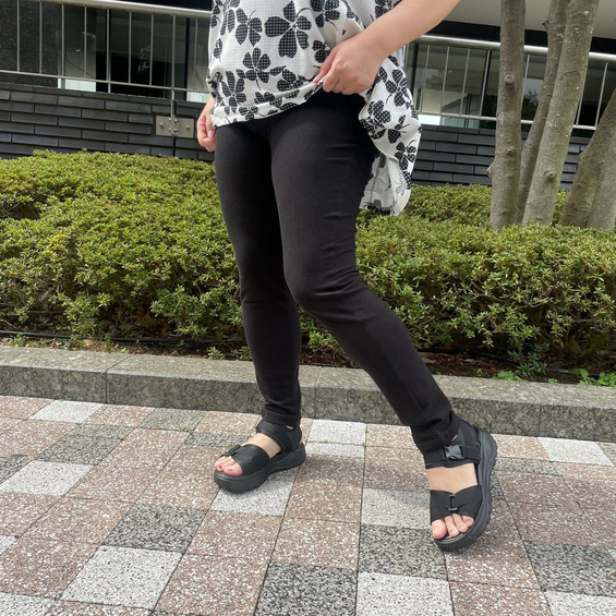 快適フィットで動きやすい シンプル無地フル丈レギンス やわらかく伸縮性バツグンの綿カットソー素材を使用した、シンプルな無地レギンス。 しっとりなめらかな肌触りで、ストレスフリーなフィット感が魅力です。