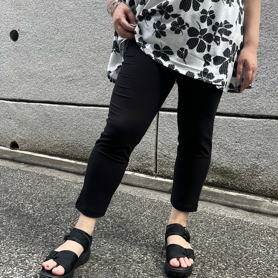 快適フィットで動きやすい シンプル無地7分丈レギンス やわらかく伸縮性バツグンの綿カットソー素材を使用した、シンプルな無地の7分丈レギンス。 さらりとした肌触りで心地よく、締めつけ感のない快適なフィッ