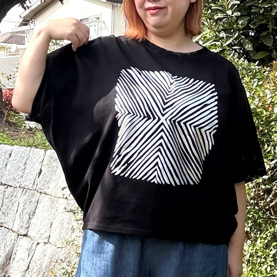 [3L・７L]メッシュ使い箔プリントドルマンスリーブプルオーバー