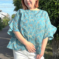 [3L・７L][日本製]80ローン塩縮花プリント袖フレアブラウス