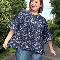 [3L・７L][日本製]80ローン塩縮花プリント袖フレアブラウス