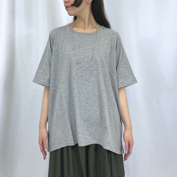 【商品説明】ふわりと軽やかに着映える、バックギャザーデザインTシャツ。上質なコットン100％素材を使用し、やわらかくサラリとした滑らかな肌触りが魅力です。美しい光沢感と発色性もあり、シンプルながら高級