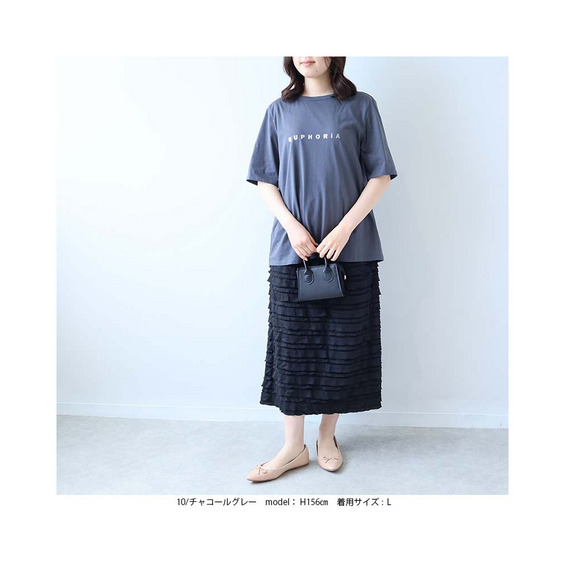 着回ししやすい箔プリントがデザインポイントのTシャツ 【デザイン】 夏に着たくなる箔プリントのTシャツ。 シンプルなTシャツにキラッと光る箔プリント。 プリントを小さくして主張し過ぎないさりげない大人