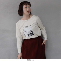 ラウンドヘムグラフィックTシャツ