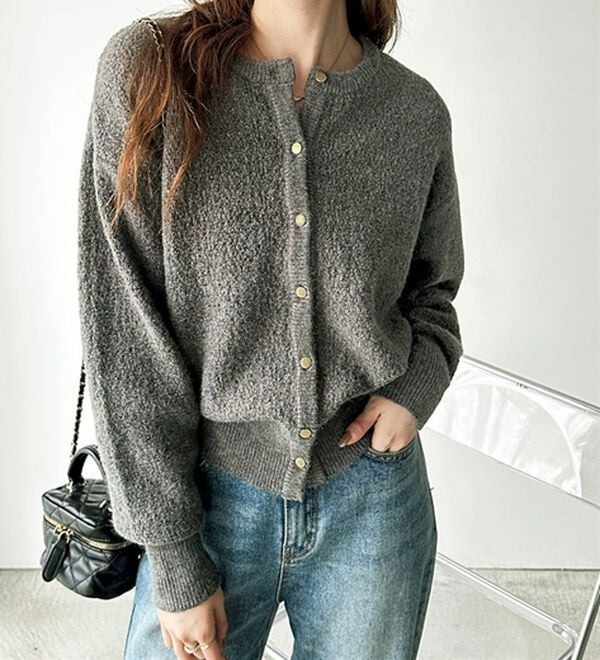 ゴールドボタン表面感クルーネックカーディガン1