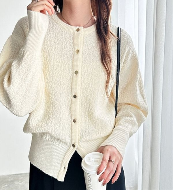 ゴールドボタン表面感クルーネックカーディガン1