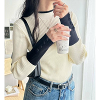 配色デザインくるみボタン付リブニット