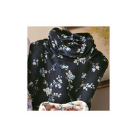 ストレッチ素材のゆるっとハイネックプルオーバー