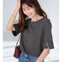 柔らか綿混素材パール調ボタンＴシャツ
