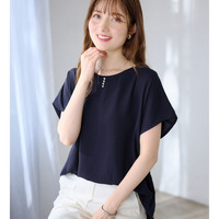 【イージーケア】パール調ボタンデザインブラウス