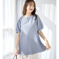 柔らかエンボス素材パール調ボタンチュニック