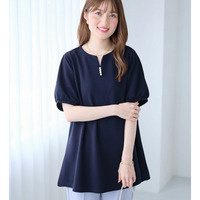 柔らかエンボス素材パール調ボタンチュニック