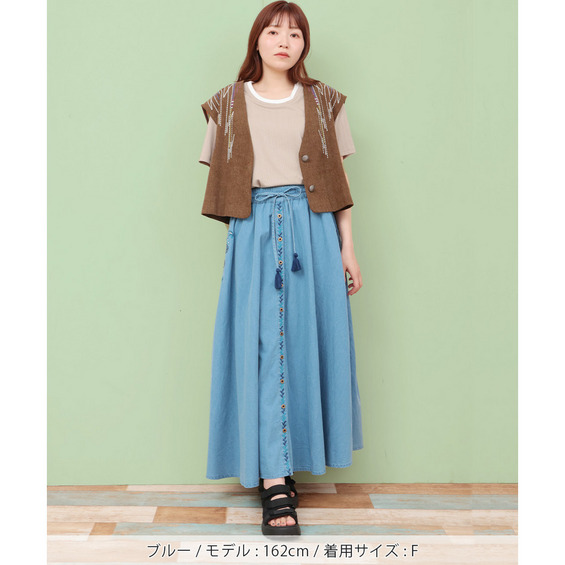 贅沢に刺繍をあしらった大人なデニムフレアスカート ■デザイン インドのカシミール地方が発祥のペイズリー柄を贅沢に刺繍で表現したフレアスカート。 刺繍はサイドにライン状に入れているのでスッキリ見え♪ 風