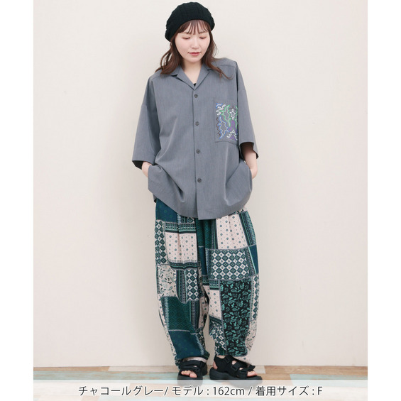 ざっくりと着こなせる、ユニセックス総柄シャツ ■デザイン デイリーコーデに羽織るだけで個性をプラスできるアイテム。 袖はゆるりとした七分袖、肩の落ちたオーバーサイズでトレンド感満載です。 首元はすっき