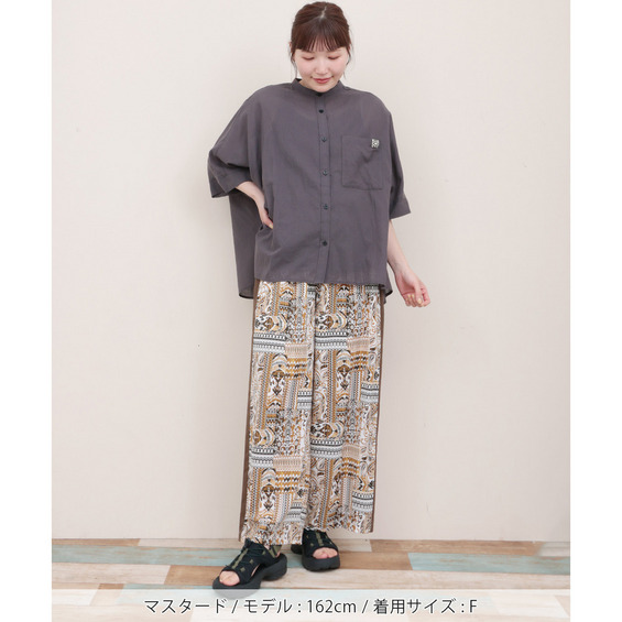 サイドラインでスッキリ見え！ゆったりワイドパンツ ■デザイン ストレートシルエットのワイドパンツにサイドラインのアクセントをプラス。 チチカカらしいエスニックな幾何学柄生地に無地のラインを入れたデザイ