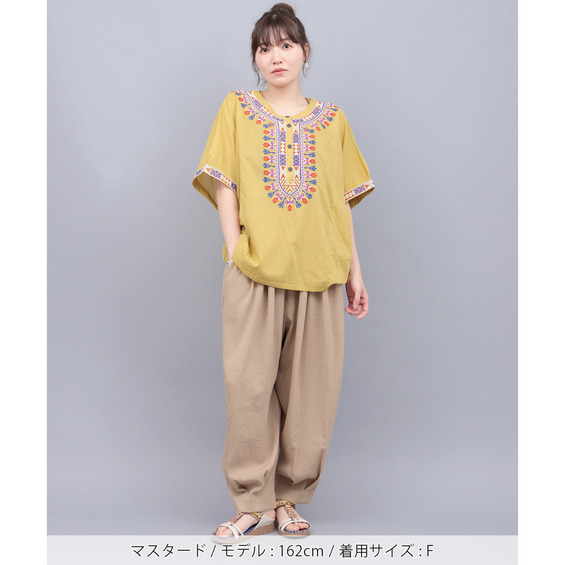 存在感抜群！アフリカンテイストを取り入れたダシキ刺繍プルオーバー ■デザイン 襟袖に特徴的な刺繍飾りとラインを持つ西アフリカの民族衣装ダシキをモチーフにしました。 凹凸感のある立体的な刺繍が存在感アリ